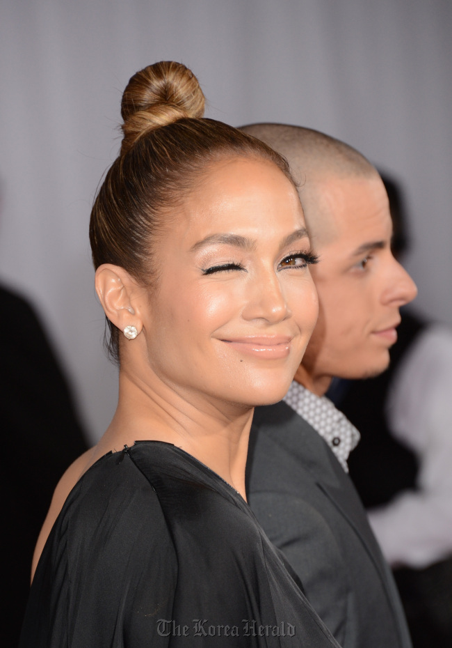 Singer Jennifer Lopez (L) and dancer Casper Smart arrive at the 55th Annual GRAMMY Awards at Staples Center on February 10, 2013 in Los Angeles, California. (AFP-Yonhap News)