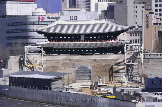 Sungnyemun, National Treasure No. 1, is shown undergoing the final restoration process on Monday. (Park Hae-mook/The Korea Herald)