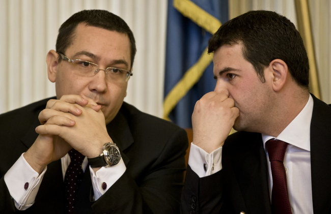 Romanian agriculture minister Daniel Constantin (right) and Romanian premier Victor Ponta attend a press conference at the ministry headquarters in Bucharest, Romania, Monday. (AP-Yonhap News)