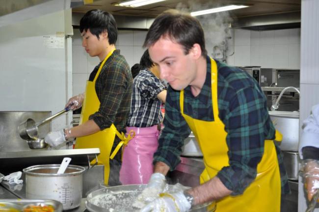 PLUR volunteers help at a soup kitchen in Seoul. (PLUR)