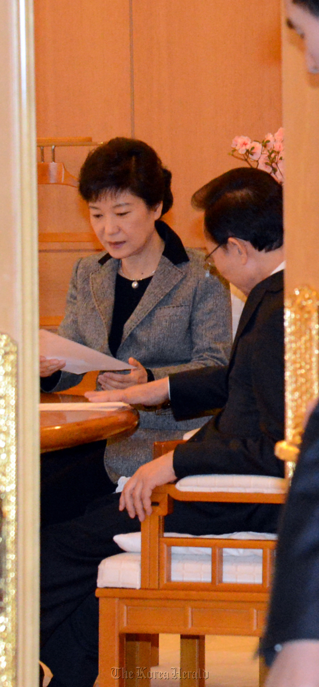 President Lee Myung-bak and President-elect Park Geun-hye hold an emergency meeting over North Korea’s nuclear test at Cheong Wa Dae on Tuesday. (Chung Hee-cho/The Korea Herald)