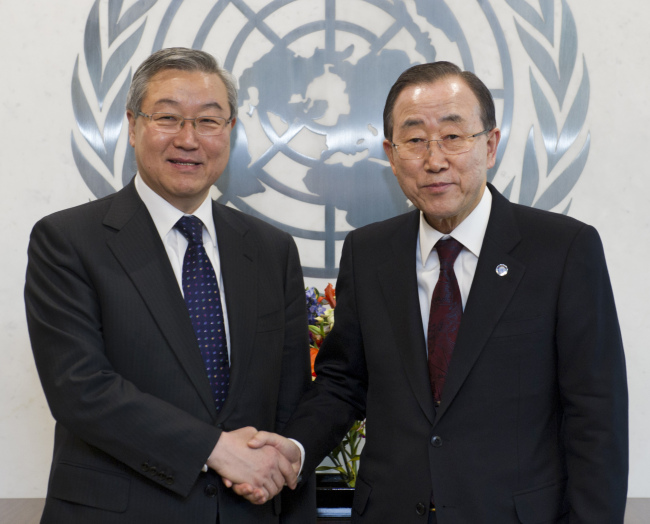 Minister for Foreign Affairs and Trade of the Republic of Korea, Kim Sung-hwan, left, shakes hands with U.N. Secretary General Ban Ki-moon at U.N. Headquarters in New York. The Repulic of Korea holds the rotating presidency of the Security Council for the month of February. (AP-Yonhap News)