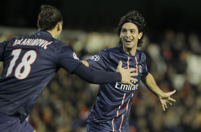 PSG midfielder Javier Pastore (right) celebrates his goal with teammate Zlatan Ibrahimovic on Tuesday. (AP-Yonhap News)