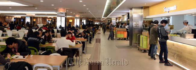 Students have lunch at a canteen in Yonsei University in Seoul on Thursday. (Ahn Hoon/The Korea Herald)