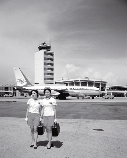 Korean Air flight attendants in 1969 (Book Quest)