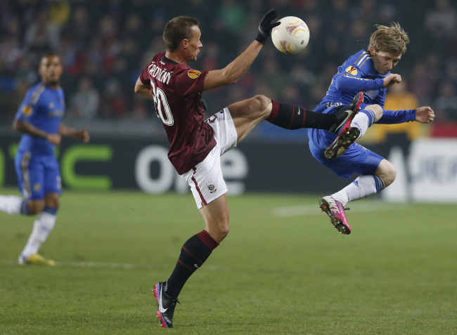 Sparta’s Tomas Zapotocny challenges Chelsea’s Marko Marin (right) during their Europa League round of 32 first leg soccer match in Prague on Thursday. (AP-Yonhap News)