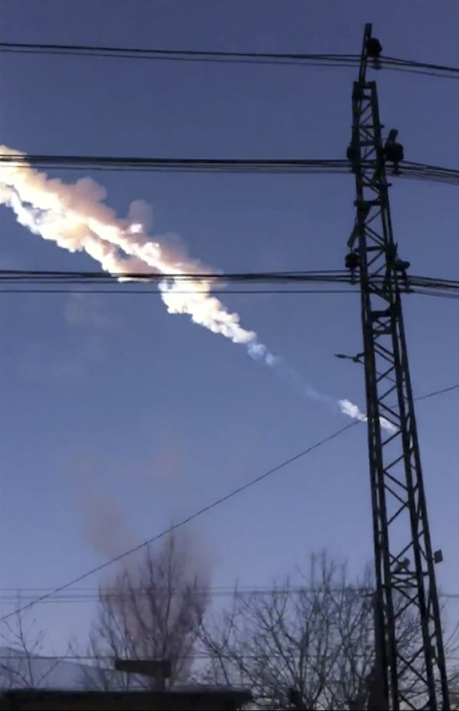 A meteorite contrail is seen in Chelyabinsk region, Russia, Friday. (AP-Yonhap News)