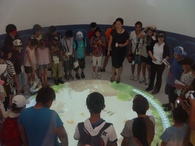 Children listen to curators explain about Baekje culture at the Buyeo National Museum in Buyeo, South Chungcheong Province. (Buyeo National Museum)