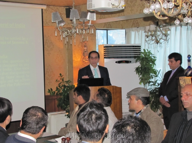 Pakistani Ambassador to Korea Shaukat Ali Mukadam gestures in a speech during a reception commemorating Kashmir Solidarity Day at a local restaurant in Seoul on Feb. 5. (Philip Iglauer/The Korea Herald)