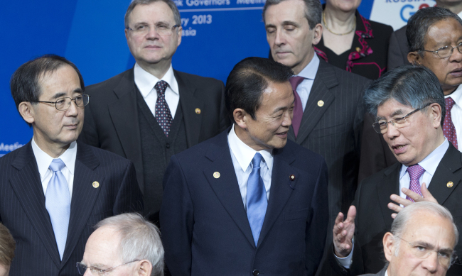 Bank of Korea Governor Kim Choong-soo (right), Bank of Japan Governor Masaaki Shirakawa (left) and Japanese Finance Minister Taro Aso attend a group photo ceremony at a meeting of G20 finance ministers and central bank governors in Moscow on Saturday. (AP-Yonhap News)