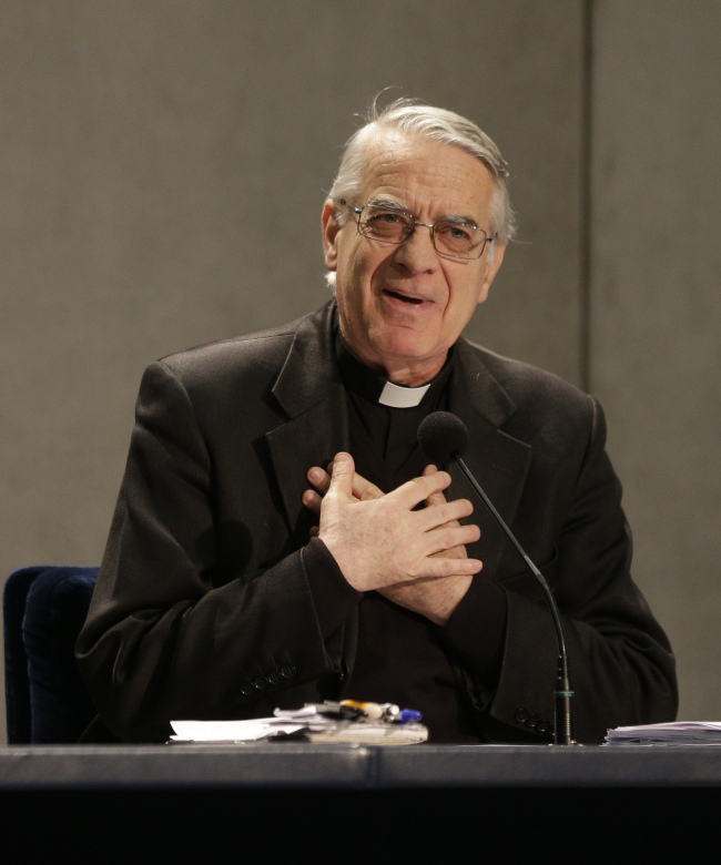 Vatican spokesman Rev. Federico Lombardi meets the media at the Vatican on Friday. (AP-Yonhap News)