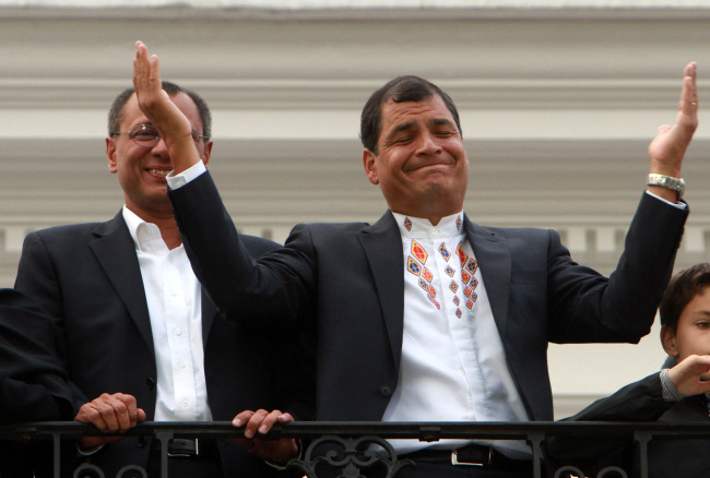 Ecuador`s President and candidate for re-election Rafael Correa, top right, and vice presidential candidate Jorge Glass, top left, accompanied by relatives, celebrate after presidential elections in Quito, Ecuador, Sunday. (AP-Yonhap News)