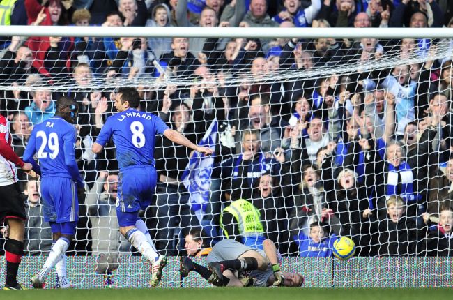 Chelsea’s Frank Lampard scores against Brentford on Sunday. (AFP-Yonhap News)