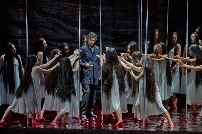 In this photo provided by the Metropolitan Opera, Jonas Kaufmann rehearses the title character of Wagner’s “Parsifal,” on Feb. 8 in New York. Though traditionalists may object, this is a “Parsifal” to treasure, elevated to the highest musical level by the solemnity and sweep of Daniele Gatti’s conducting and the dedication of a dream cast of singing actors, headed by tenor Jonas Kaufmann in the title role. (AP-Yonhap News)