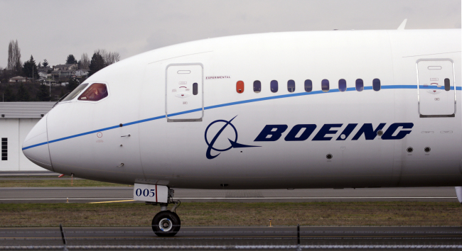 A pilot waves to bystanders while taxiing after landing a Boeing 787 flight test jet following a test flight on Feb. 11. (AP-Yonhap News)