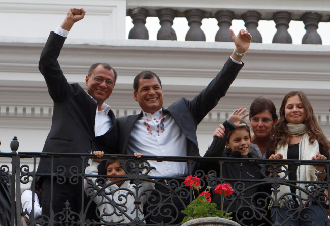 Ecuador’s President and candidate for reelection Rafael Correa (top right) and vice presidential candidate Jorge Glass (top left), accompanied by relatives, celebrate after presidential elections in Quito on Sunday. (AP-Yonhap News)