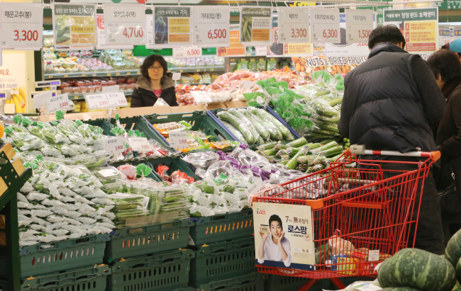 Shoppers pick up groceries at a supermarket in Seoul. (Yonhap News)