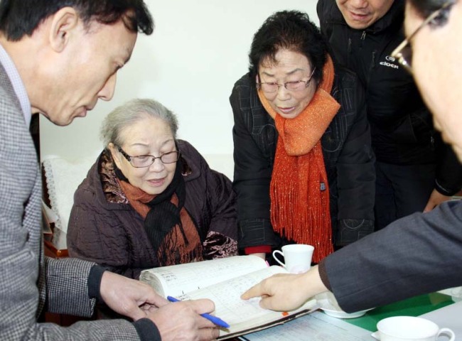 Kim Jae-rim, 83, is checking her name on the list of graduates of Neungju elementary school in 1931. (Yonhap)