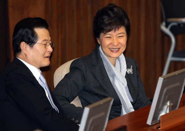 President-elect Park Geun-hye (right) speaks to chief of staff nominee Huh Tae-yeol at the National Assembly in this February, 2010 file photo. (Yonhap News)