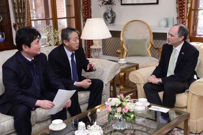 Seoul National University of Education president Shin Hang-kyun (center) speaks with British Ambassador to Korea Scott Wightman (right) during the opening of an award ceremony for the SKEC English Contest at the British Embassy in Seoul on Tuesday. (Park Hae-mook/The Korea Herald)