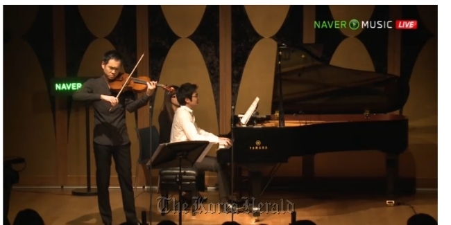 Violist Richard Yongjae O’Neill and pianist Lim Dong-hyek perform at the NHN headquarters in Gyeonggi Province on Dec. 12. The concert was streamed live through Naver.com’s music section. (Courtesy of Naver)