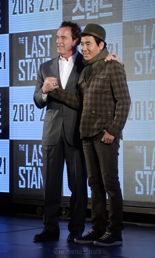 Director Kim Jee-woon (right) and actor Arnold Schwarzenegger pose for a photo during a press conference promoting their film “Last Stand” at Conrad Seoul in Seoul, Wednesday. (Park Hae-mook/The Korea Herald)