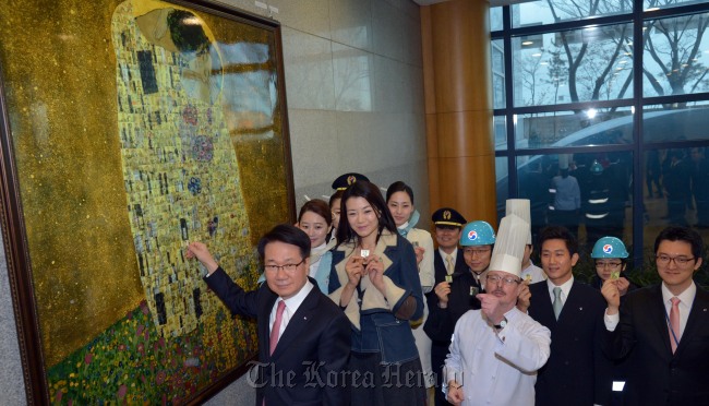 Korean Air president Ji Chang-hoon (left) and senior vice president Cho Hyun-min (second from left) pose with employees at an event to launch a campaign for co-prosperity with communities at its head office in Seoul on Wednesday. (Kim Myung-sub/The Korea Herald)