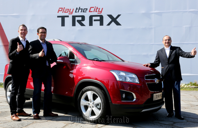 (From left) GM Korea’s design chief Michael Simco, small car engineering chief Joaquin Nuno-Whelan and the company’s vice president Ankush Arora pose with the Chevrolet Trax at the Phoenix Island resort on Jeju Island on Wednesday. (GM Korea)