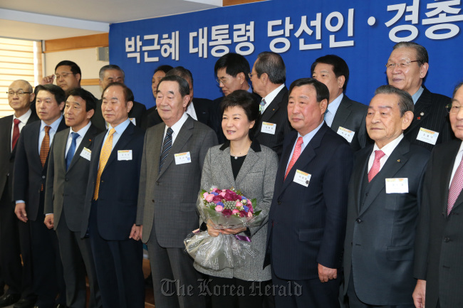 박근혜 대통령 당선인이 20일 서울 마포구 한국경영자총협회를 찾아 이희범 회장 등 회장단에게 축하꽃다발을 받은 뒤 기념촬영하고 있다. (연합뉴스)