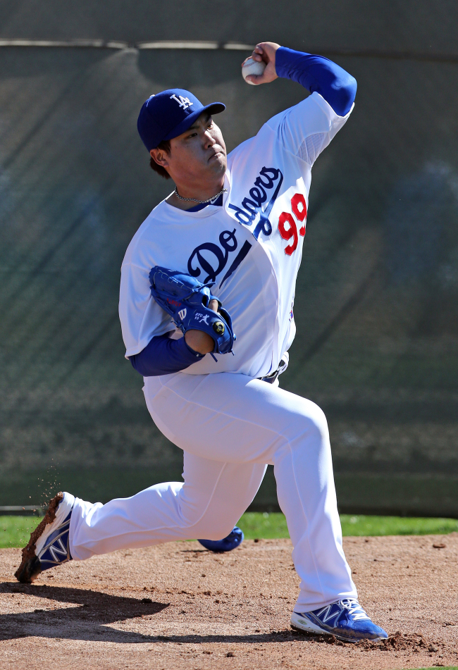Dodgers pitcher Ryu Hyun-jin takes part in a bullpen session. (Yonhap News)