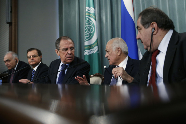 Secretary-General of the Arab League Nabil Elaraby (second from right) speaks to Russian Foreign Minister Sergey Lavrov (third from left), as Lebanese Minister of Foreign Affairs Adnan Mansour (second from left), Egyptian Foreign Minister Mohammed Kamel Amr (left) and Iraqi Foreign Minister Hoshyar Zebari (right) look on during their news conference after the Russian-Arab League meeting in Moscow on Wednesday. (AP-Yonhap News)