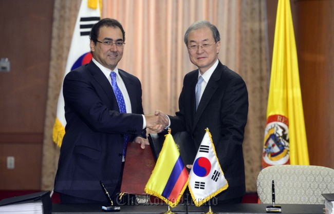 (Left) Colombian Trade Minister Sergio Diaz-Granados. (Park Hae-mook/The Korea Herald)