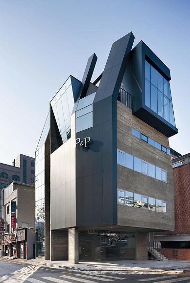 A commercial building in Gangdong-gu, Seoul, built by DLIM, an architectural group in Korea, became a new iconic building of the neighborhood. (DLIM)