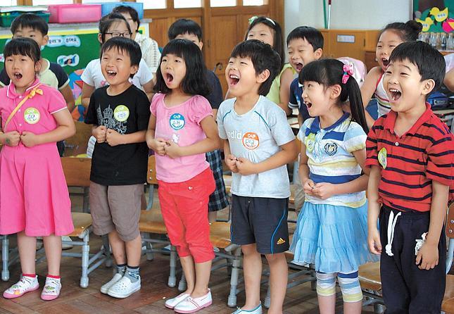 Elementary school children participate in an educational program on sex abuse prevention. (Ministry of Gender Equality and Family)