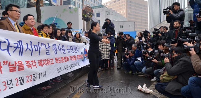 Korean activists protest at the Japanese Embassy in Seoul on Friday as Japan’s Shimane Prefecture holds an event to celebrate “Takeshima Day.” (Lee Sang-sub/The Korea Herald)