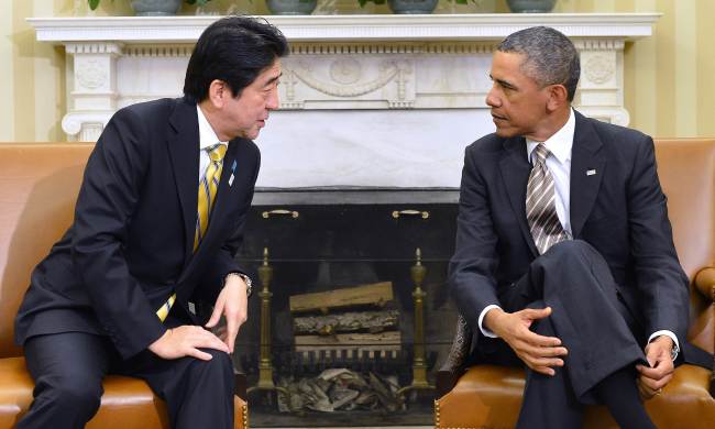 U.S. President Barack Obama (right) and Japan’s Prime Minister Shinzo Abe in Washington on Friday. (AFP-Yonhap News)