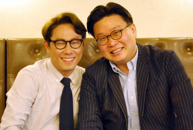 Singer Yoon Jong-shin (left) and Sungshin Women’s University professor Seo Kyoung-duk (Yonhap News)