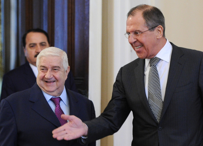 Syria’s Foreign Minister Walid al-Muallem (left) and his Russian counterpart Sergei Lavrov pose before their negotiations in Moscow on Monday. (ITAR-TASS-Yonhap News)