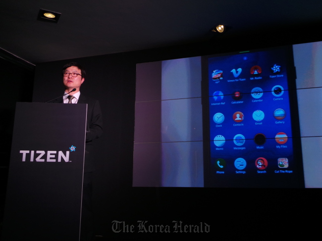 A Samsung Electronics executive explains the features of the new Tizen mobile platform on the sidelines of the Mobile World Congress in Barcelona on Tuesday. (Samsung Electronics)