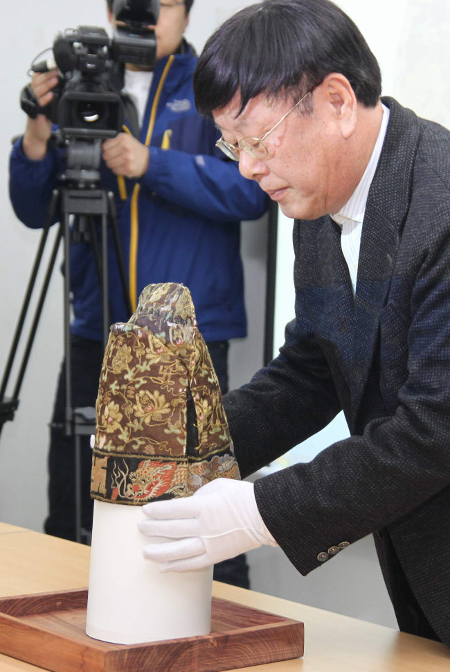 Ikseongwan, an official cap thought to have belonged to King Sejong, is shown during a press conference at Kyungpook National University in Daegu on Monday. (Yonhap News)