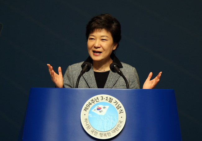 President Park Geun-hye gives a speech commemorating the March 1st Independence Movement anniversary in Seoul, Friday. Yonhap News.