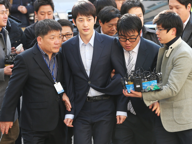 Park Si-hoo appears for questioning at the Seoul Seobu Police Station on Friday. Yonhap News