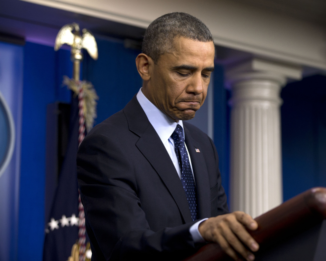 President Barack Obama pause as he speaks to reporters in the White House briefing room in Washington, Friday, following a meeting with congressional leaders regarding the automatic spending cuts. (Yonhap News - AP)