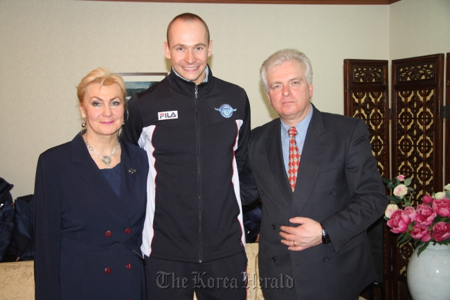 Slovakian Ambassador to Korea Dusan Bella (right) poses for a photo with his wife Eugenia Bellova (left) and volleyball player Martin Nemec of the Incheon Korean Air Jumbos during a special reception for the Slovakian athlete at the Central European nation’s chancery on Feb. 22. (Slovakian Embassy)