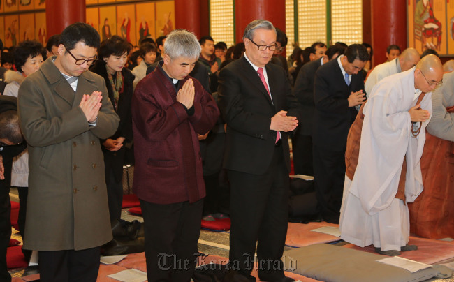 Religious leaders of different faiths participate in a Buddhist ceremony to commemorate Korean Independence Day on Friday. From left is, Lee Eung-joon, a Won Buddhism minister; Choi Jong-su from the Catholic Diocese of Jeonju; In Myung-jin, Galilee Church pastor; and Ven. Pomnyun, chairman of the Peace Foundation and founder of the Jungto community. (Yonhap News)