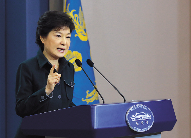 President Park Geun-hye addresses the nation regarding the government reorganization plan at Cheong Wa Dae on Monday. (Chung Hee-cho/The Korea Herald)