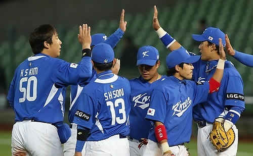 South Korean players celebrate after defeating Australia in the first round of the World Baseball Classic in Taiwan, Monday. (Yonhap News)