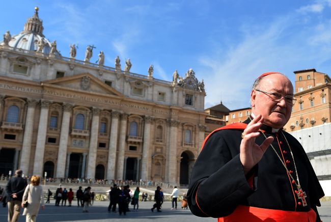 Iatlain cardinal Renato Raffaele Martino walks through St. Peter’s square during a break in a meeting of the conclave to elect a new pope at the Vatican on Monday. (AFP-Yonhap News)