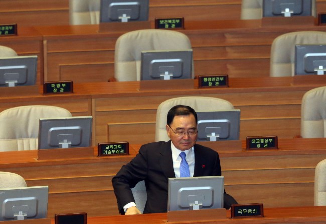 정홍원 국무총리가 5일 오후 열린 국회 본회의에 출석, 인사말을 하기 위해 국무위원석에서 대기하고 있다. (연합뉴스)