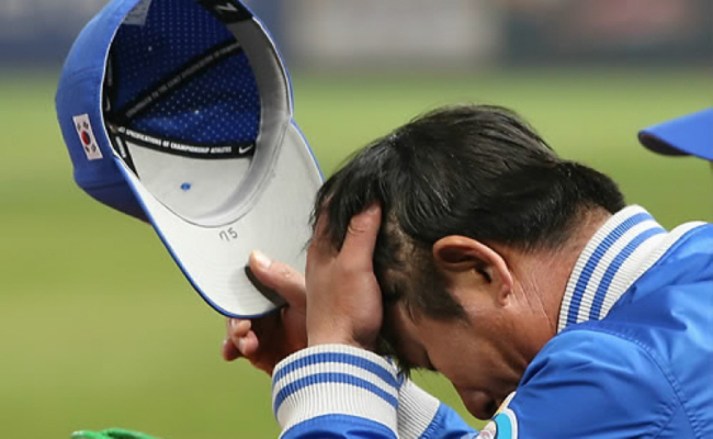 South Korean baseball team's manager Ryu Joong-il hangs his head during the 7th innning of the first-round WBC match against Taiwan on Tuesday. (Yonhap News)